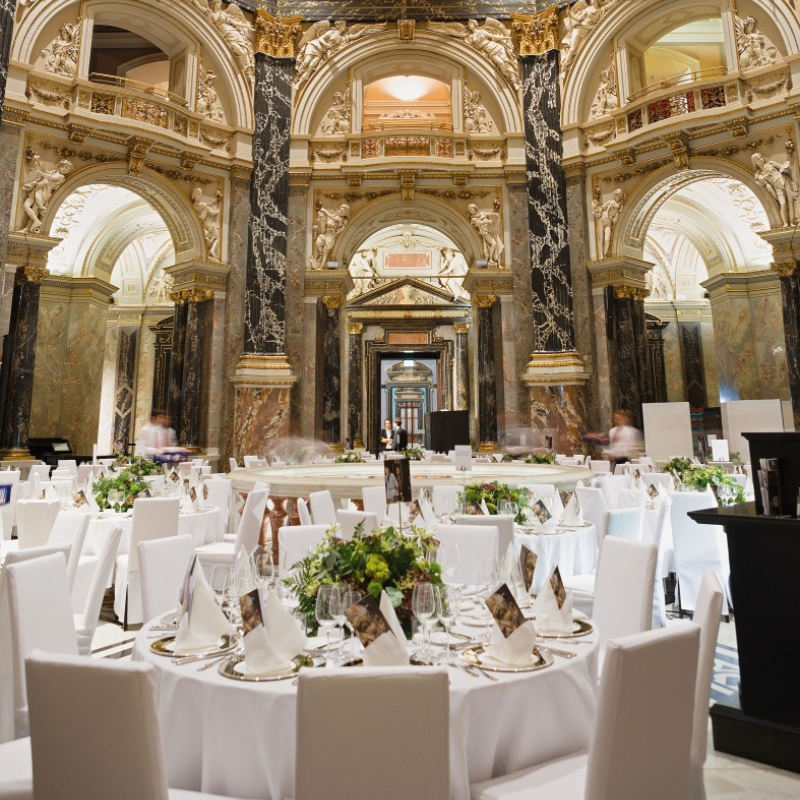 Hochzeitsdinner im KHM, weiß gedeckte Gala-Tische mit Blumengestecken und Tischkarten