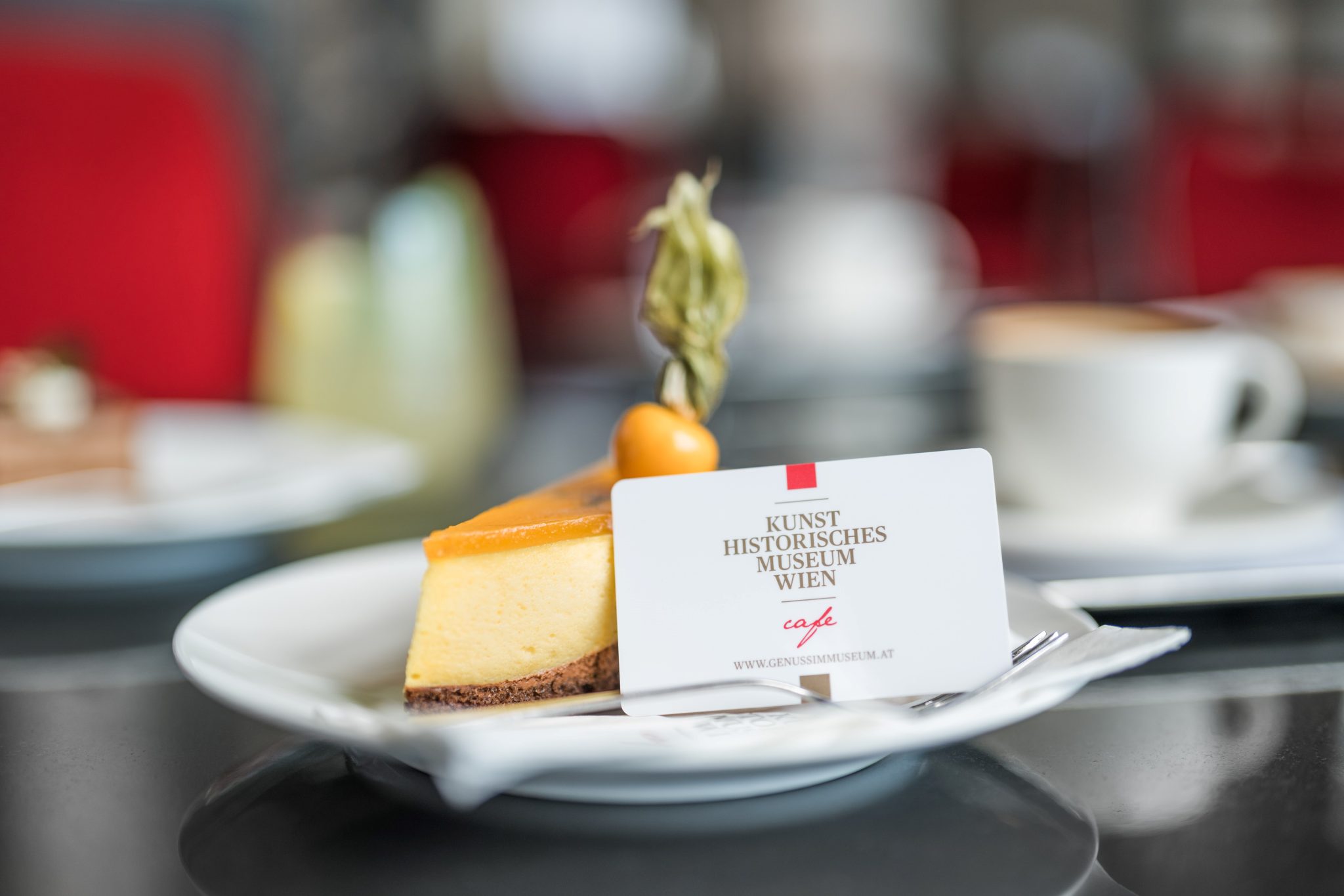 Stück Maracuja-Mascarpone-Torte vor dem Genuss-Gutschein für das Café im Kunsthistorischen Museum Wien liegt